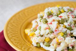 Салат с крабовыми палочками, кукурузой, яйцами и рисом