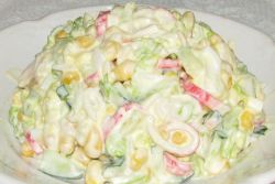 Салат с рисом, крабовыми палочками и кукурузой