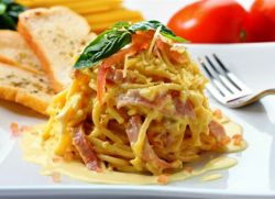 карбонара с беконом и курицей