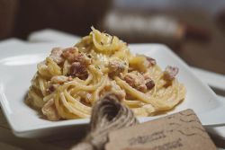 Как приготовить карбонару со сливками и беконом