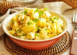 салат с вареной курицей и ананасами