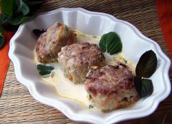 тефтели с рисом и подливкой на сковороде