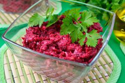 как сделать салат из свеклы с чесноком