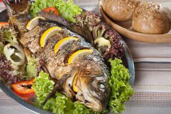 карп запеченный в фольге с овощами