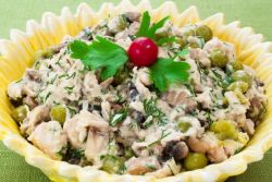 Салат с куриной грудкой и рисом