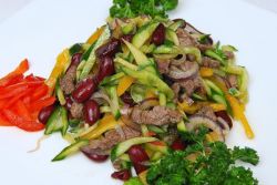 салат загадка с говядиной и солеными огурцами