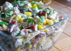 салат из кукурузы и фасоли с сухариками