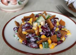салат с кукурузой консервированной и фасолью сухариками