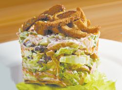 Вкусный салат с кириешками, кукурузой и колбасой