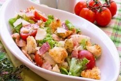 Cалат с сухариками и кукурузой