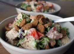 Cалат с сухариками и помидорами