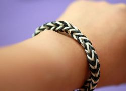 Как сплести браслет из резинок на пальцах