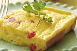 пышный омлет с колбасой на сковороде