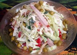 салат с горошком и колбасой