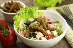 салат с кириешками и фасолью