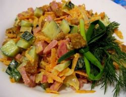 салат с колбасой и сухариками