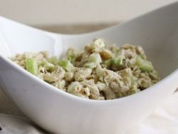 салат с тунцом и сельдереем