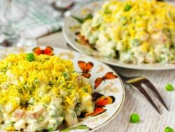 салат с зеленым горошком и яйцами