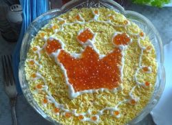 салат с красной икрой и яйцом