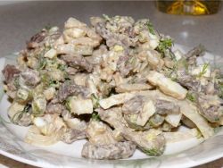 Салат с куриными сердцами и грибами