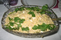 Салат с рыбой и рисом