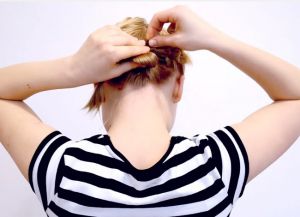 быстрая прическа на короткие волосы своими руками 5