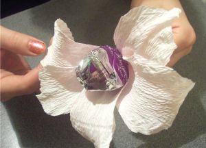 цветы из конфет своими руками34