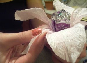 цветы из конфет своими руками36