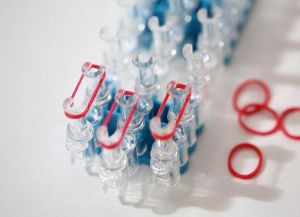 как плести тройной браслет из резинок фото 2