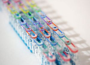 как плести тройной браслет из резинок фото 3