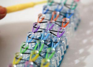 как плести тройной браслет из резинок фото 7