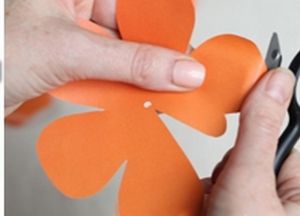 Как сделать розочку из бумаги5