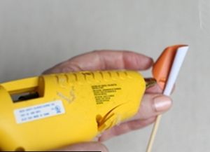 Как сделать розочку из бумаги7