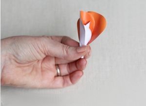 Как сделать розочку из бумаги8