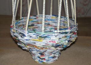 круглая корзина из газетных трубочек5