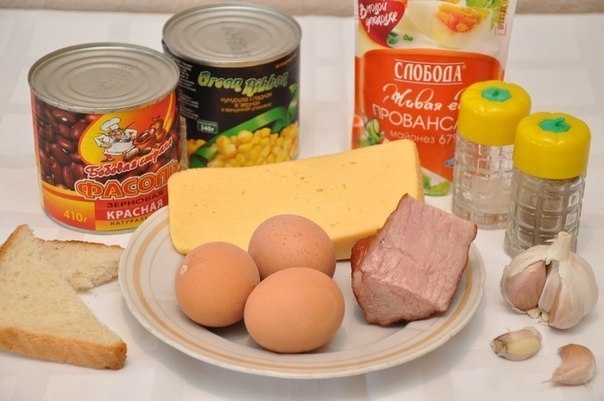 Фото к рецепту: Салат с чесночными сухариками