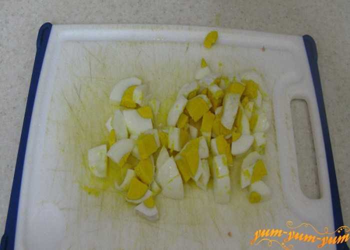 Аккуратно нарезаем яйцо