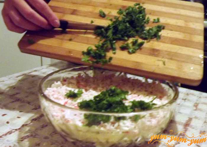 Добавим в салат измельченную петрушку