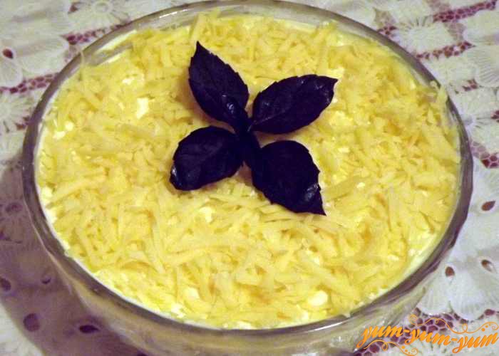 Готовый салат из крабового мяса с сыром и кукурузой подаем к столу