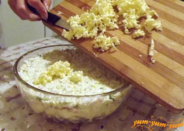 Натираем охлажденное сливочное масло