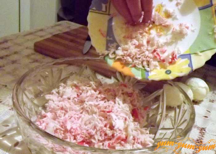 Подготовленные продукты перекладываем в салатник