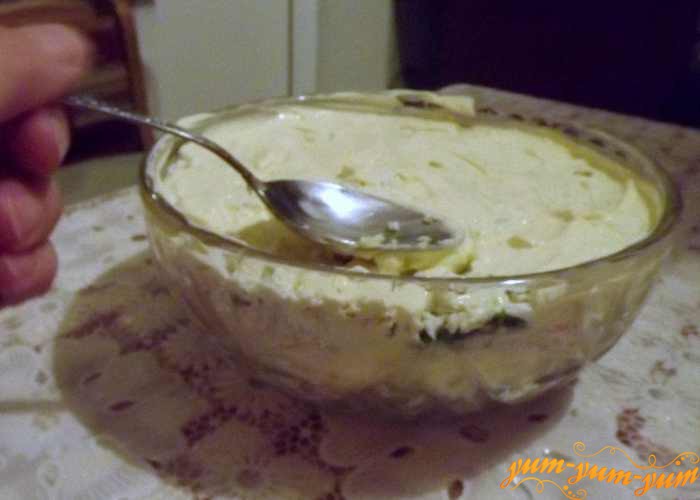 Ровным слоем выкладываем в салат майонез