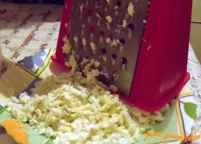 Вареные яйца для салата также натираем на терке