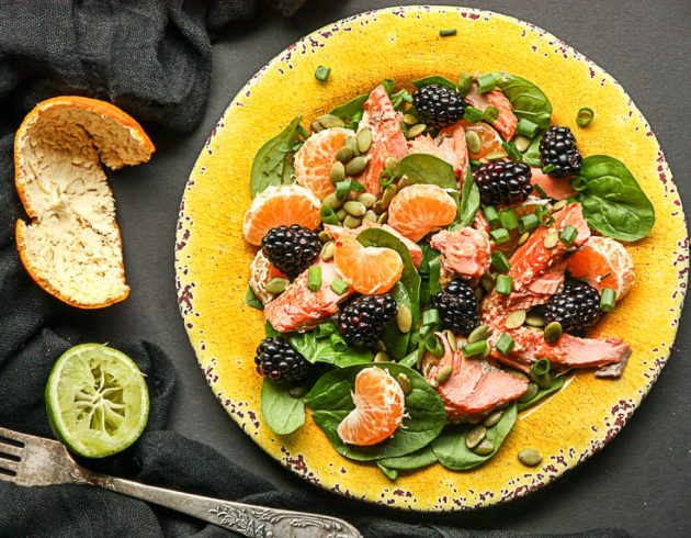 Праздничные салаты на скорую руку: салат с лососем, ежевикой и мандаринами