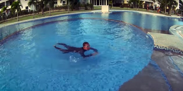 Как научить ребёнка плавать: нужно оттолкнуться и двигаться