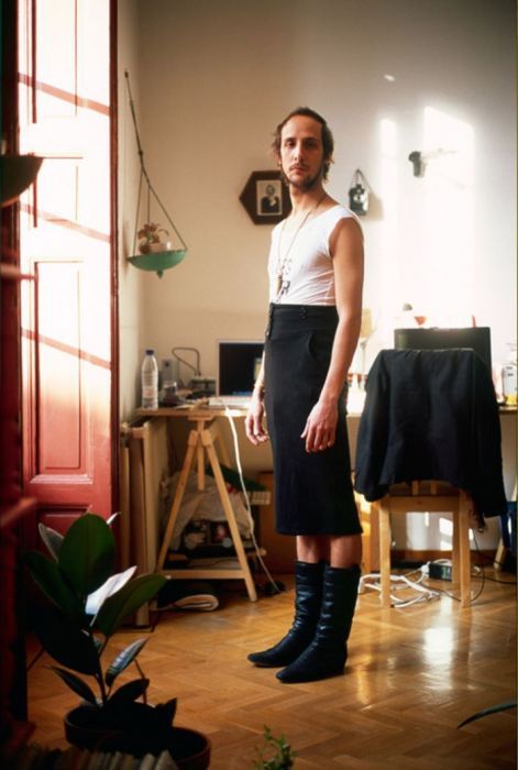 Мужчины-домохозяева в женской одежде в проекте фотографа Jon Uriarte, фото № 7