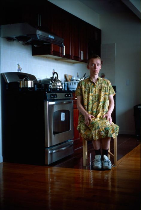 Мужчины-домохозяева в женской одежде в проекте фотографа Jon Uriarte, фото № 1
