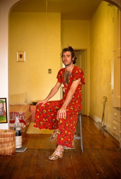 Мужчины-домохозяева в женской одежде в проекте фотографа Jon Uriarte, фото № 2