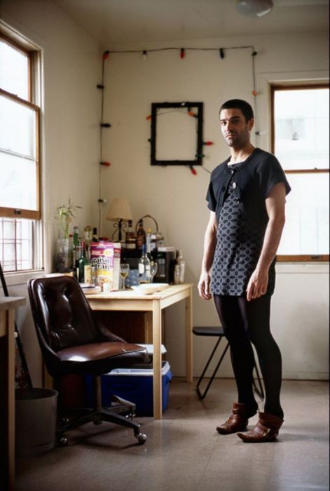 Мужчины-домохозяева в женской одежде в проекте фотографа Jon Uriarte, фото № 10