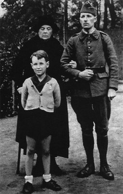 Софья Колчак с сыном и внуком.jpg